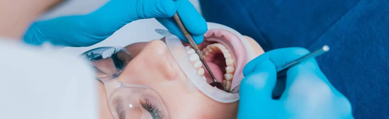 کاشت دندان و پروتزهای دندانی